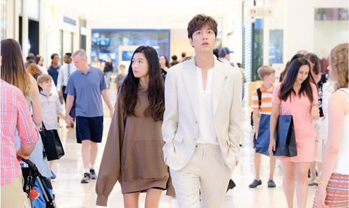 《蓝色大海的传说》李敏镐帮全智贤穿鞋融化网友 盘点李敏镐荧屏经典“撩妹”场面【组图】--湖北频道--人民网