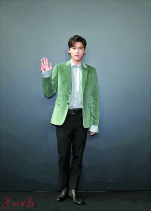 李易峰变段子手 撒娇回应被P胖图