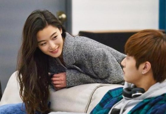 《蓝色大海的传说》曝片场幕后花絮照 全智贤