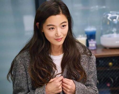 《蓝色大海的传说》曝片场幕后花絮照 全智贤