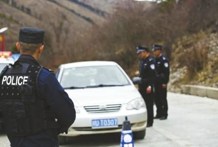 阿坝州警方正在执行车辆盘查工作.