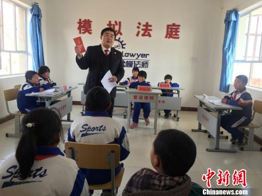兰州留守儿童模拟法庭上扮法官判案(图)