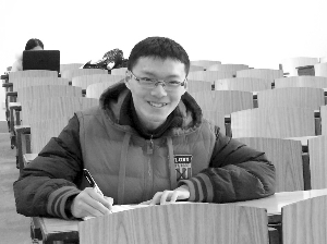 不犹豫!东大95后男生火车站扶起跌倒老人--人