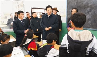 12月1日,自治区党委书记吴英杰来到日喀则市定结县陈塘镇考察调研.