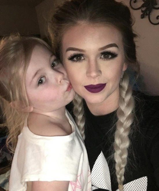 美国女子上传3岁女儿化妆视频被指虐待儿童(组