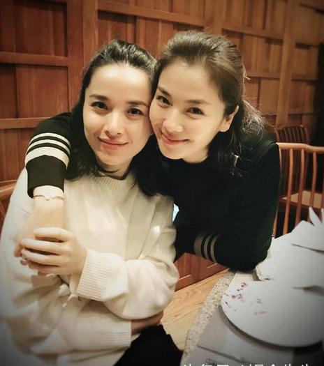 靳东妻子合影刘涛大方曝正脸 颜值气质被赞不