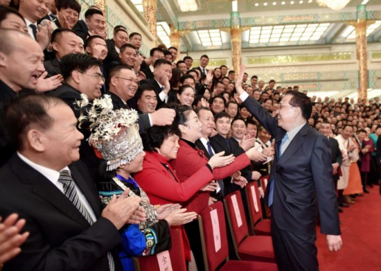 12月5日，中共中央政治局常委、國務院總理李克強在北京會見全國先進個體工商戶代表，與他們合影留念並作重要講話。