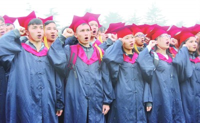 沪首度用网络直播18岁成人仪式 3000余学生参