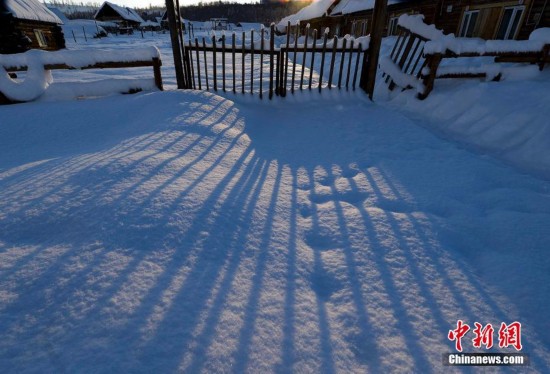 新疆北部大山深处古村大雪后宛如童话世界-