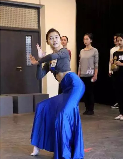 杨幂靳东贾乃亮 明星艺考旧照揭整容真相(图)