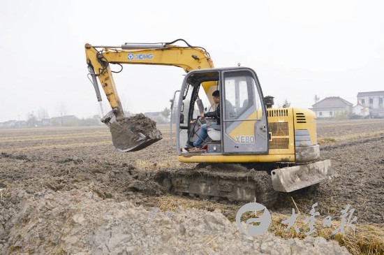 盐城大丰白驹镇冬修农田水利 整治疏浚沟渠--人