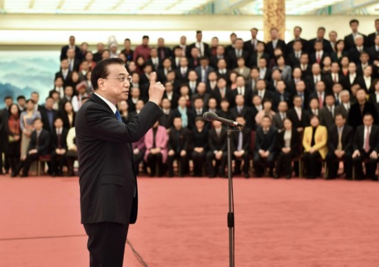12月5日，中共中央政治局常委、國務院總理李克強在北京會見全國先進個體工商戶代表，與他們合影留念並作重要講話。