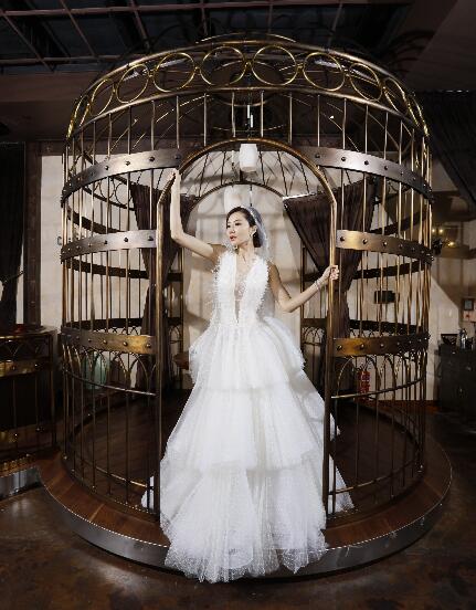 熊黛林郭可颂海边度蜜月仙气十足 女神是如何