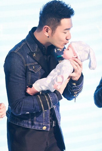 曝baby赴台生产 黄晓明悄悄派人打听医院