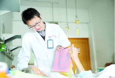 老夫妻同住院楼上楼下难见面 年轻医生传递爱
