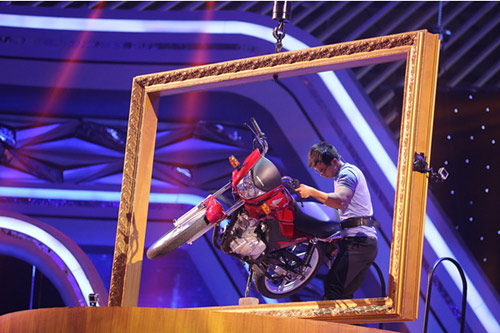 王力宏绝技太多 忙完倒车又玩钢丝上挂酒瓶