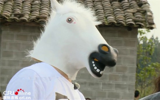 笑到喷奶!《爸爸4》奶爸丑妆逗萌娃(图)