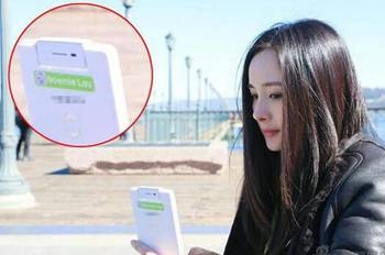 杨幂手机壳透露名字:手机背部贴字母Noemie