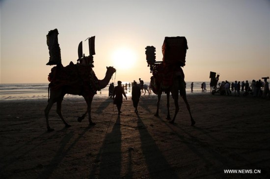 PAKISTAN-KARACHI-BEACH-SUNSET