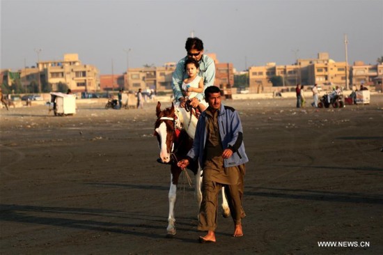 PAKISTAN-KARACHI-BEACH-SUNSET