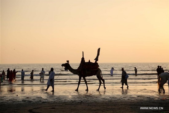 PAKISTAN-KARACHI-BEACH-SUNSET
