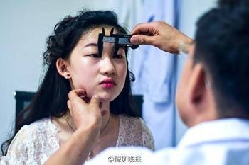 女学生整容欲成刘亦菲 结果变成了这样 整容前