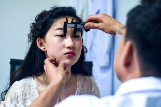 19岁女大学生整容欲成刘亦菲 整容前后对比(组