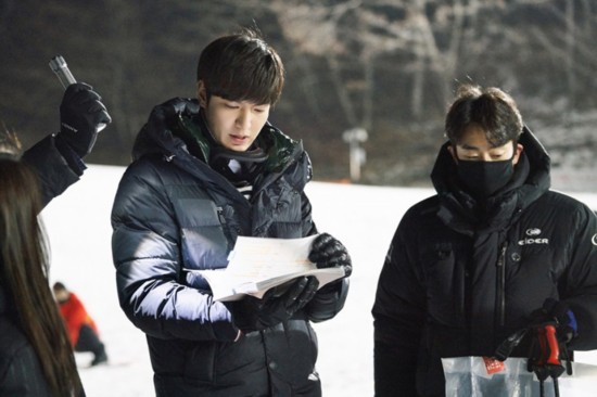 蓝色大海的传说》幕后花絮照公开 俊清夫妇全