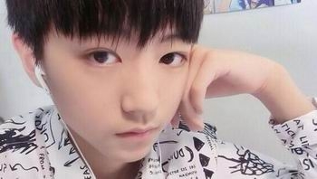 因杀青兴奋过度 王俊凯的女朋友李佳宁吻照王俊凯尴尬被求婚强吻