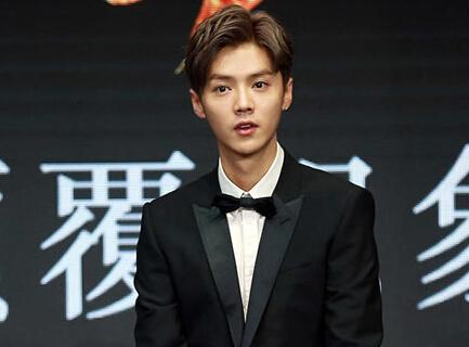 太贴心!鹿晗帮路人拿衣服 还顺手给叠好了