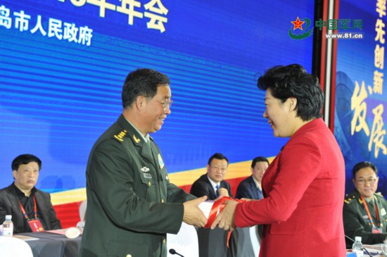 国防大学校长张仕波上将赠送《中国军民融合发展报告2016.