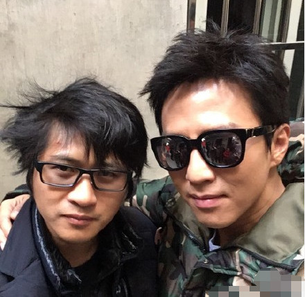 邓超合影韩寒 国民岳父鸡窝头抢镜(图)