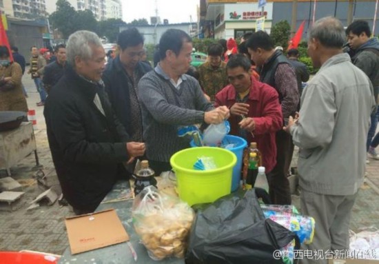 南宁一小区停水停电成常态 业主楼下劈柴煮饭