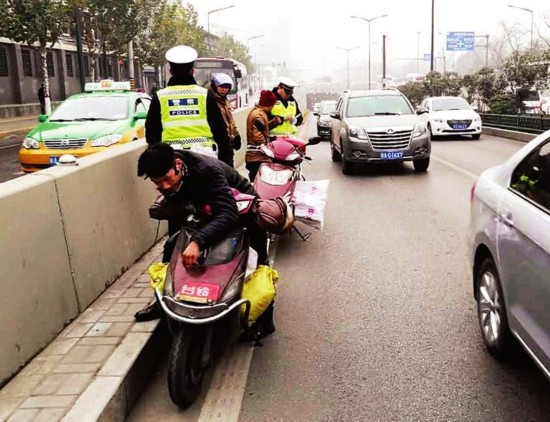 明知隧道不让走 电动车依然不管不顾