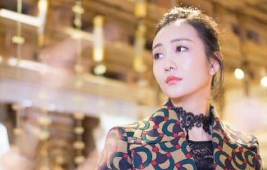 王鸥声明 《欢喜密探》发布花絮视频 王鸥吻包