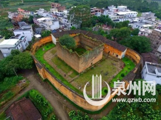 福建漳州,平和县寨河无名土楼,墙头写满沧桑