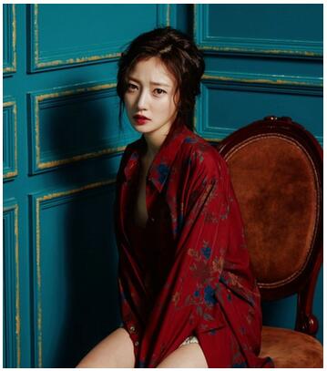 黄轩疑似恋上韩国女演员宋昰昀 车上亲吻难舍