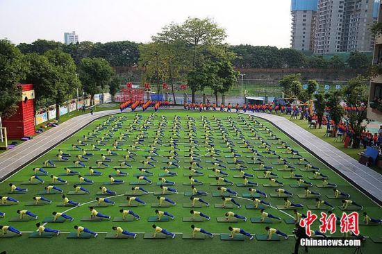广州一小学700人做体操 全部学生都会一字马