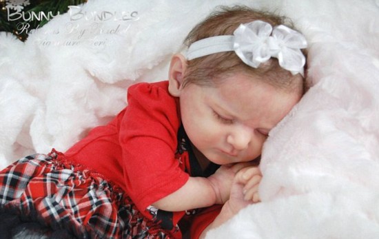 美艺术家制作高仿婴儿太逼真 被举报贩卖儿童