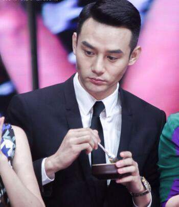 看赵丽颖吃相肚子饿,最后这个的吃相太雷人!