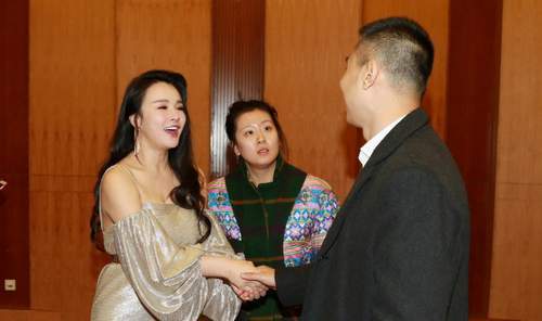 冉莹颖修身裙亮晶晶出席活动 秀傲人上围