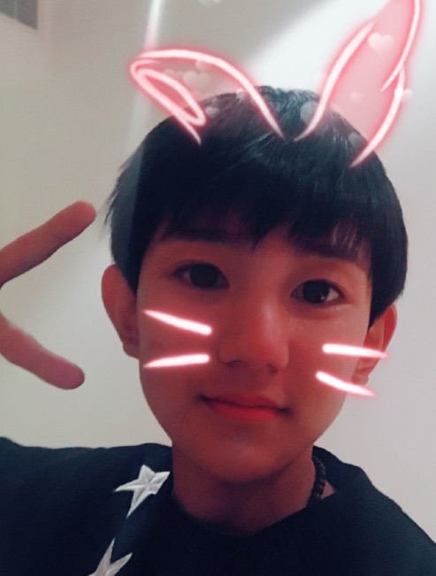 王源晒自拍 网友却在他床头发现了这个(图)