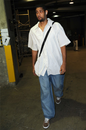 马刺退役邓肯21号球衣 石佛屡次哽咽仍全程微