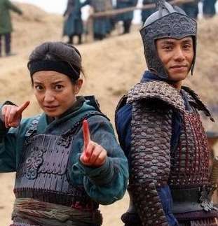 明星在拍摄现场这样找乐子:钟汉良读财富唐嫣