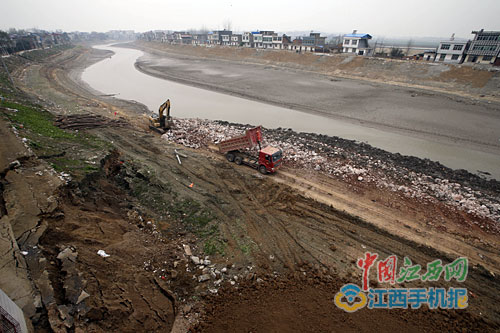 彭泽县芙蓉墩镇河堤塌方·堤底部被水淘空致滑坡 400户坝上村民盼搬离