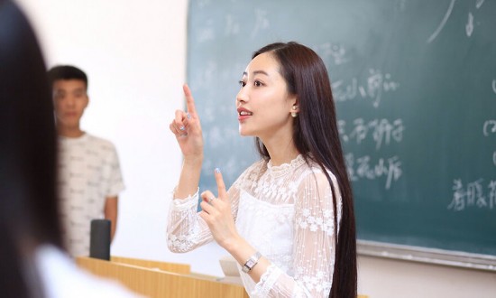 中韩健身美女PK:性感乳神双峰撩人 清纯教师身