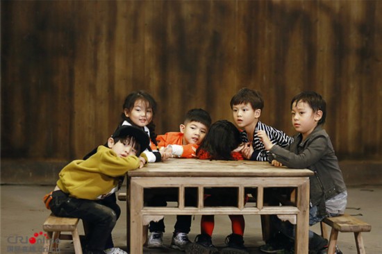 《爸爸4》萌娃分糖大作战 田亮宠妻送爱心围裙