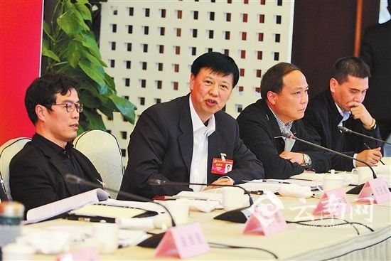 云南现在的贫困人口有_...孩子们蹲在简陋的校舍旁吃饭.中国90%的贫困人口集中(3)