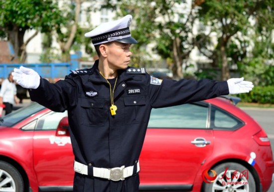 陳清洲在指揮交通。警方供圖
