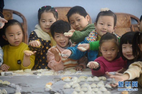 江苏扬州:彩色饺子飘香迎冬至